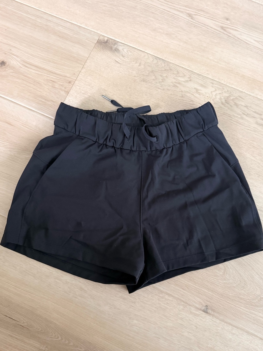Lululemon Size 4 Women's Black Elastic Waist  Shorts with pockets